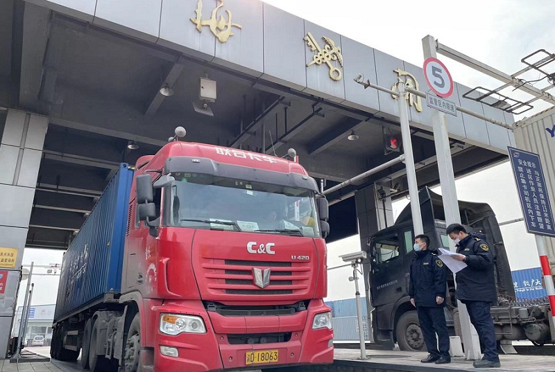 重庆海关优化通关流程 推动中欧班列（重庆）出口货物实现“抵港直装”（图）