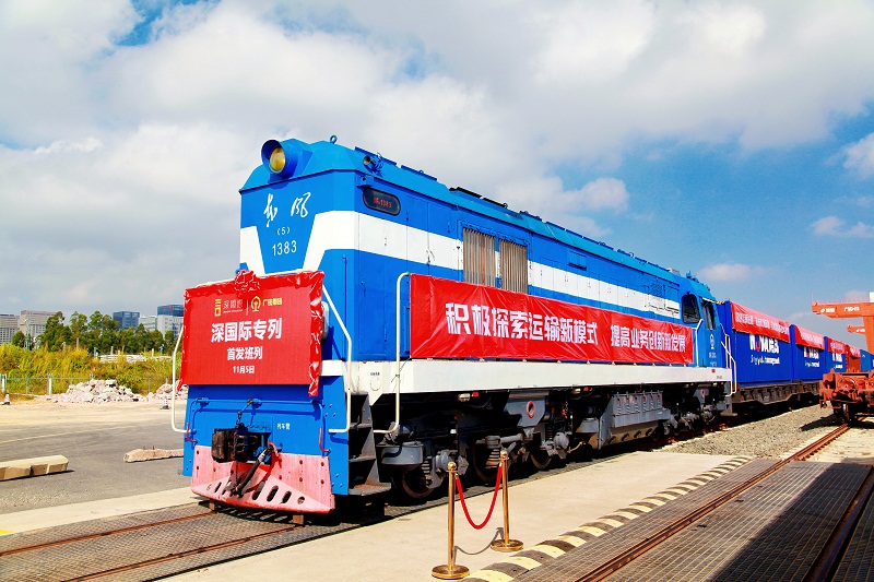 “湾区号”中欧班列“圣诞”专列开行（图） ——深圳海关保障出口“圣诞订单”及时交付
